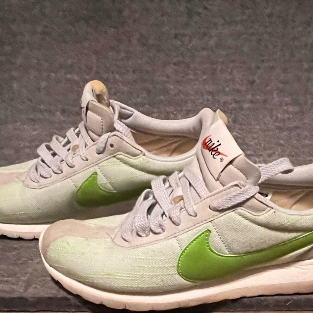 Nike Women’s Roche LD 1000
